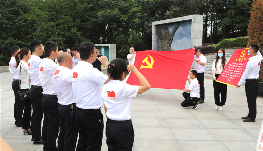 烈士陵園 先黨員宣誓 側(cè).jpg