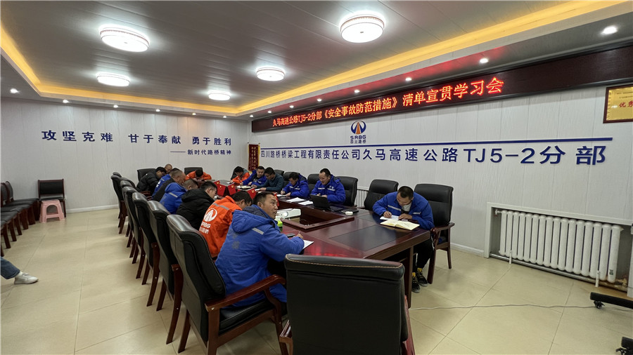 項(xiàng)目管理人員正在完成練習(xí)題.jpg 項(xiàng)目管理人員正在完成練習(xí)題.jpg